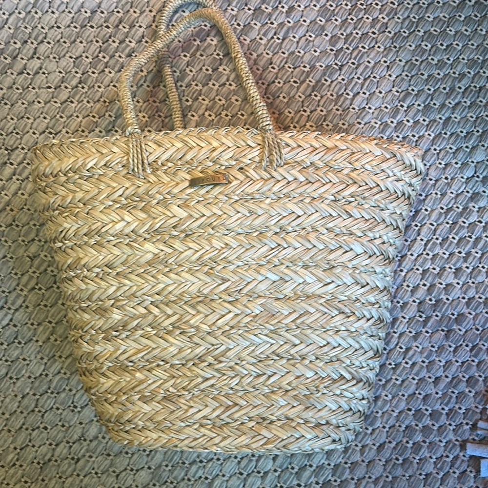 EUC Rip curl straw beach bag with drawstring closure used once or twice
